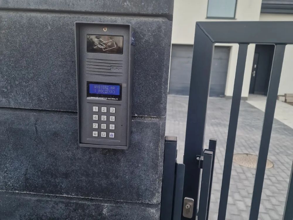 Domofony i systemy alarmowe